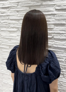 湿気に負けない髪へ。ヘアアイロンvs縮毛矯正、どっちが正解?