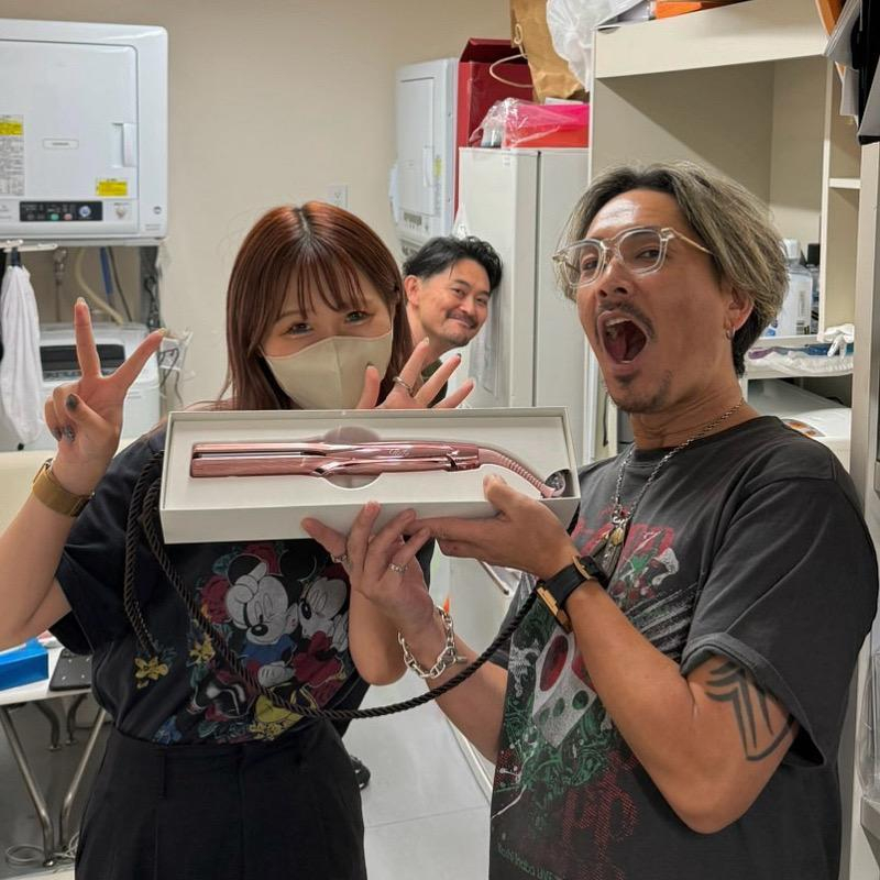 プレゼント！後ろに写ってるのは？、、