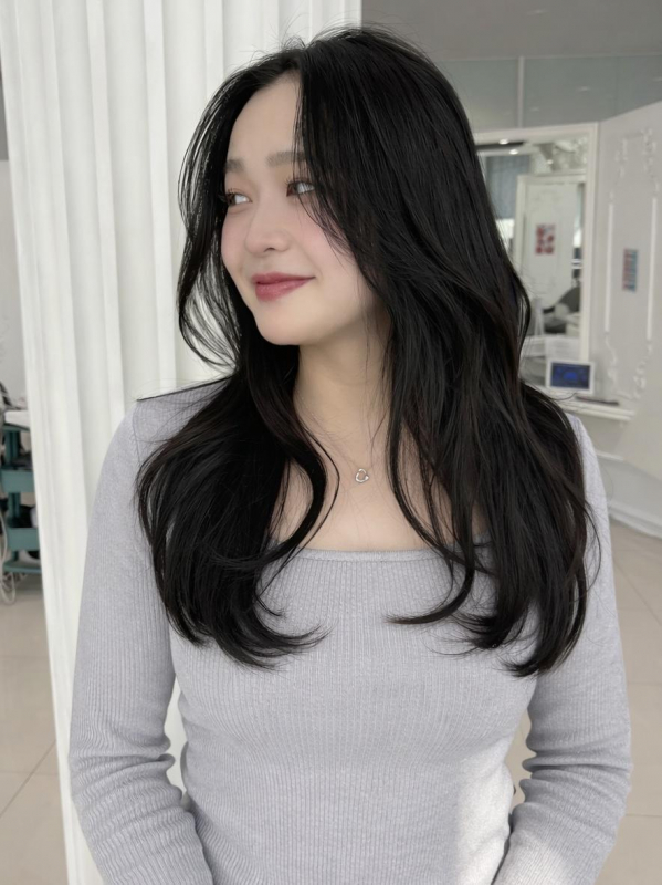 レイヤーカットと透明感カラーが人気です◎