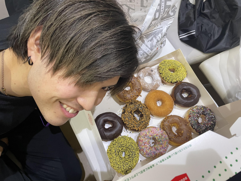 イケメンがドーナツを食べました
